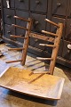 K&Co. 
præsenterer: 
Svensk 
1800 tals væg 
holder / reol i 
træ med masser 
af fin gammel 
patina til at 
sætte gamle ...