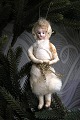 K&Co. 
præsenterer: 
Gammelt 
juletræspynt 
fra omkring år 
1900 i form af 
julepige lavet 
i vat med 
ansigt i 
porcelæn...