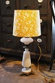 K&Co. 
præsenterer: 
Antik , 
1800 tals 
bordlampe i 
hvid opalglas 
med bronze 
monteringer...