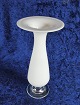 Antikkram 
präsentiert: 
Holmegaard 
Kunstglas. 
Balustra 
Vase/Kerzenhalter 
aus Milch 
Weißglas 
22,5cm.