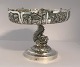 Lundin Antique 
präsentiert: 
China. 
Silberne Schale 
auf Fuß (925). 
Höhe 15 cm. 
Durchmesser der 
Schale 19,5 cm. 
...
