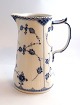 Lundin Antique 
præsenterer: 
Royal 
Copenhagen. 
Musselmalet, 
halvblonde. 
Mælkekande. 
Model 697. 
Højde 18,2 cm. 
(2 ...