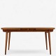 Hans J. Wegner / Andreas Tuck.
AT 312 - Spisebord i patineret egetræ med hollands udtræk. Stemplet fra 
producent.
1 stk. på lager
