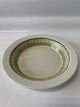 Antik Huset 
præsenterer: 
Royal 
Copenhagen 
Trina Dyb 
tallerken i 
fajance 
Diameter 18,5 
cm