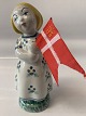 Antik Huset 
præsenterer: 
Aluminia 
figur år.1941 
Lillesøster 
fajance 
Børnehjælpsdagsfigurer