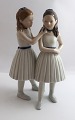 Lundin Antique 
præsenterer: 
Royal 
Copenhagen. 
Porcelænsfigur. 
Balletpiger. 
Model 135. 
Højde 22 cm. (1 
sortering)