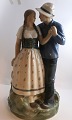 Lundin Antique 
præsenterer: 
Royal 
Copenhagen. 
Porcelænsfigur. 
Henrik & Else. 
Model 3049. 
Højde 43 cm. (3 
sortering)