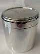 Engelsk sølv 
tedåse med 
monogram på 
låget.