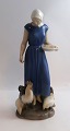 Bing & 
Grøndahl. 
Porcelænsfigur. 
Hønsepige. 
Model 2220. ...