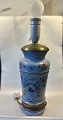 Stentoft Antik 
præsenterer: 
To 
Periwinkle 
Bristol 
bordlampe 
Højde 34 cm