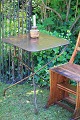Gammelt fransk café bord med i afpudset metal og smedejern med en rigtig fin 
patina...