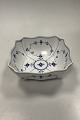 Danam Antik 
præsenterer: 
Royal 
Copenhagen 
Musselmalet 
Riflet 
Salatkumme No. 
193