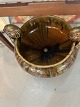 Stentoft Antik 
præsenterer: 
Majolica 
-Keramik 
glaseret 
lertøj 
H 31 cm 
B 29 cm 
fra 1940