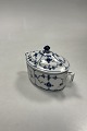Danam Antik 
præsenterer: 
Royal 
Copenhagen 
Musselmalet 
Riflet 
Sukkerskål med 
låg No. 434