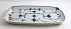 Bing & Grøndahl. Blåmalet. Firkantet serveringsfad med blondekant. Model 364.6 . 
Længde 27 cm. Bedde 15,5 cm. (1 sortering).