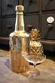 K&Co. 
præsenterer: 
Gammel 
champagnekøler 
i form af stor 
flaske i 
messing som kan 
åbnes og fyldes 
med 
isterninger...