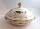 Lundin Antique 
präsentiert: 
Königliches 
Kopenhagen. 
Runde 
Deckelschale 
mit Vogelmotiv. 
Durchmesser 23 
cm. Höhe ...