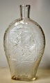 Pegasus – Kunst 
- Antik - 
Design 
præsenterer: 
Svensk 
lomme lærke i 
klart glas med 
Oscar II 
monogram og den 
...