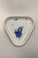 Danam Antik 
præsenterer: 
Royal 
Copenhagen Bleu 
Royal Trekantet 
Fad No. 14033