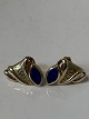 Øreringe med Lapis i 9 karat guld.
Måler 1,5 x 1,1 cm.