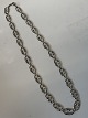 Halskæde i 830 sølv, med flotte detaljerede led.
Længde 45,5 cm.