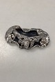 Ornamenteret 
Jacob Hull 
Broche i 
Forsølvet metal 
med ...
