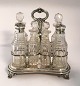 Engelsk sterling Platmenage med 7 krystalkarafler (925). Længde 19 cm. Højde 20 
cm. Produceret London 1831.