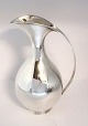 Lundin Antique 
præsenterer: 
Michelsen. 
Sterling 
sølvkande 
(925). Design 
Kay Fisker. 
Højde 24 cm. 
Produceret ...