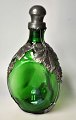 Pegasus – Kunst 
- Antik - 
Design 
präsentiert: 
Dreieckige 
grüne 
Art-Deco-
Flasche mit 
Zinnfassung, 
1930er Jahre, 
...