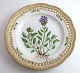 Lundin Antique 
præsenterer: 
Royal 
Copenhagen. 
Flora Danica 
tallerken med 
gennemskåret 
bort. Diameter 
25 cm. ...