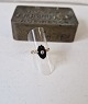 Karstens Antik præsenterer: Smuk gammel ring i 14 kt. guld med oval onyx prydet med gammel slebet diamant