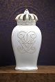 K&Co. præsenterer: Bing & Grøndahl vase / lågkrukke i hvid porcelæn med Kong Christian d.X´s monogram...