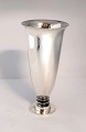 Lundin Antique præsenterer: Georg Jensen. Vase i sterling sølv. Harald Nielsen. Design no. 676. Højde 17,5 cm. ...