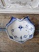 Karstens Antik præsenterer: Royal Copenhagen Musselmalet halvblonde skål no. 557