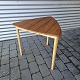 Kinnerup Antik & Porcelæn præsenterer: SofabordTeak og bøg69x69cm