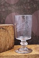 K&Co. præsenterer: Fint gammelt mundblæst fransk souvenir vin glas med graveret skrift"Souvenir"