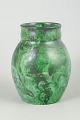 L'Art præsenterer: Nittsjö, vase i marmoreret grøn glasur.