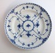 Lundin Antique præsenterer: Royal Copenhagen. Musselmalet, halvblonde. Frokosttallerken. Model 572. Diameter ...
