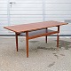 Kinnerup Antik & Porcelæn præsenterer: Sofabord med hyldeteak123,5 cm