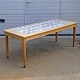 Kinnerup Antik & Porcelæn præsenterer: Sofabord med antikke Delft kaklereg162,5 cm*intet lagernr.*