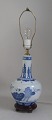 Pegasus – Kunst - Antik - Design præsenterer: Kinesisk bordlampe i blå porcelæn, ca. 1900.