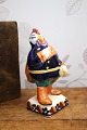 K&Co. præsenterer: Hanen, fajance figur fra Aluminia "I skoven skulle være gilde" designet af Kai Nielsen i 1908...
