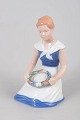 L'Art præsenterer: Bing & Grøndahl figur nr. 2345, siddende pige med blomsterkrans.