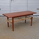 Kinnerup Antik & Porcelæn præsenterer: Sofabord med flet hylde teak127,5 cm