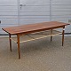 Kinnerup Antik & Porcelæn præsenterer: Sofabord teak med flet hylde149,5 cm
