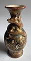Satsuma vase med ansigtsdekorationer fra Japan