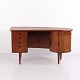 Osted Antik & Design præsenterer: Kai Kristiansen Model 54 Kidney Skrivebord i Teak med Barskab Feldballes ...