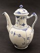 Middelfart Antik præsenterer: Royal Copenhagen musselmalet stor kaffe kande 1/520
