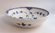 Lundin Antique præsenterer: Royal Copenhagen. Musselmalet, halvblonde. Rund skål. Model 512. Diameter 20,5 cm. ...