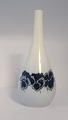 Lundin Antique præsenterer: Royal Copenhagen. Vase med blomster motiv. Model 238/61. Højde 21,5 cm. Produceret ...
